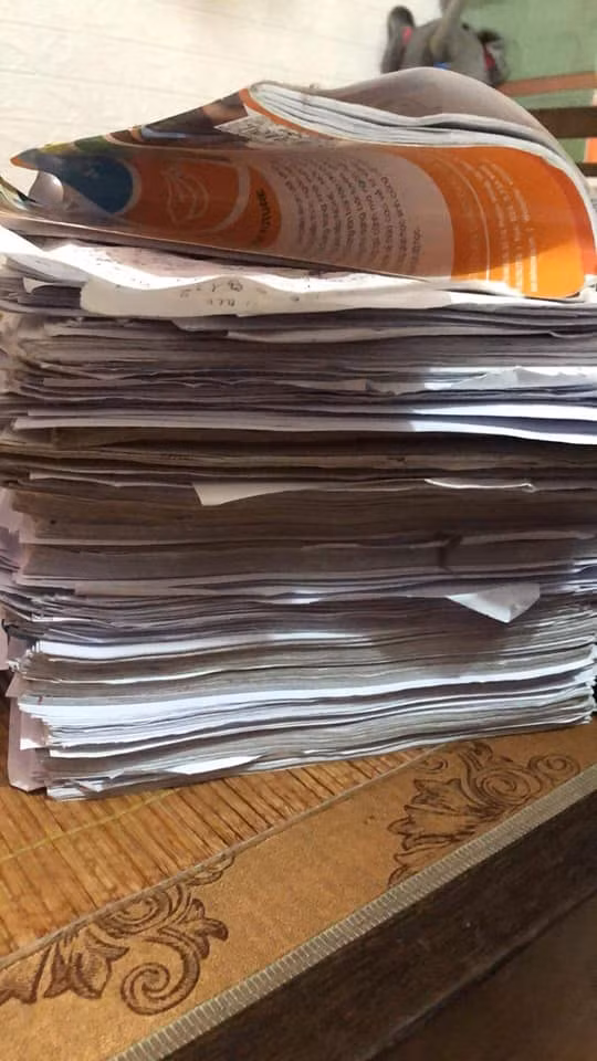 Trên MXH xuất hiện khá nhiều hình ảnh sách, vở, tài liệu được xếp chồng gọn gàng, đem lên cân và đưa đi "thanh lý". Ảnh: Trần Mai