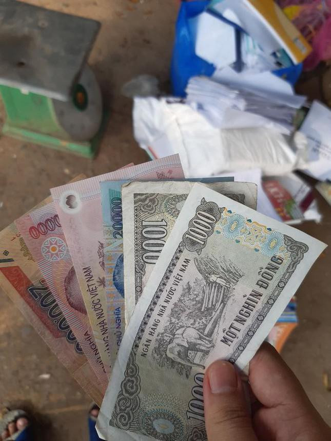 Một bạn học sinh khoe số tiền thu về sau khi "thanh lý" đống sách vở, tài liệu cũ. Ảnh: Facebook