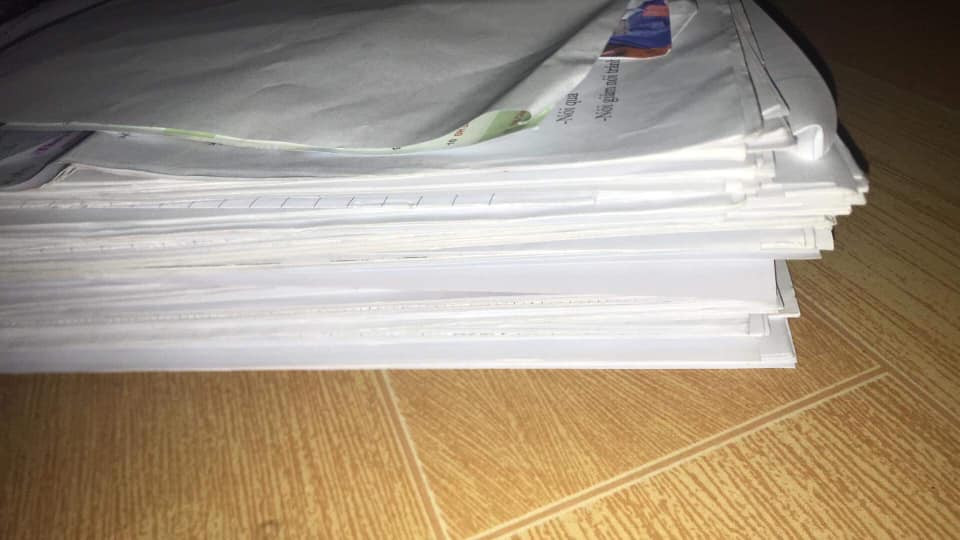 Sau mỗi mùa thi, có rất nhiều bạn sẽ phải dọn dẹp lại góc học tập, gom lại toàn bộ tài liệu đã ôn tập và chắc chắn là không ít bạn phải thanh lý một khối lượng đồ sộ. Ảnh: Facebook