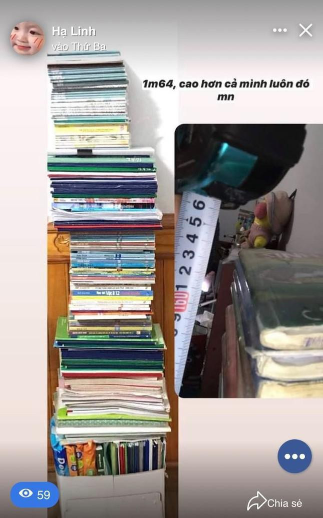 Thậm chí, có người lại chọn cách "dọn dẹp" phổ biến nhất mà hội học trò lựa chọn chính là... bán đồng nát. Ảnh: Hạ Linh