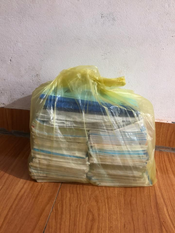 Cứ mỗi đợt sau mùa thi, tổng kết sách vở để chuẩn bị cho chặng đường mới, các bạn teen lại "dọn nhà cho đỡ chật", mỗi người lựa chọn "thanh lý" sách vở theo những cách khác nhau. Ảnh: Ngoc Anh