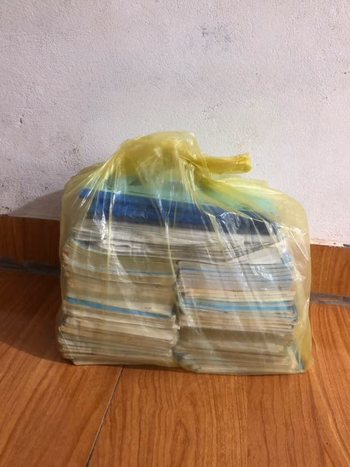 Cứ mỗi đợt sau mùa thi, tổng kết sách vở để chuẩn bị cho chặng đường mới, các bạn teen lại "dọn nhà cho đỡ chật", mỗi người lựa chọn "thanh lý" sách vở theo những cách khác nhau. Ảnh: Ngoc Anh