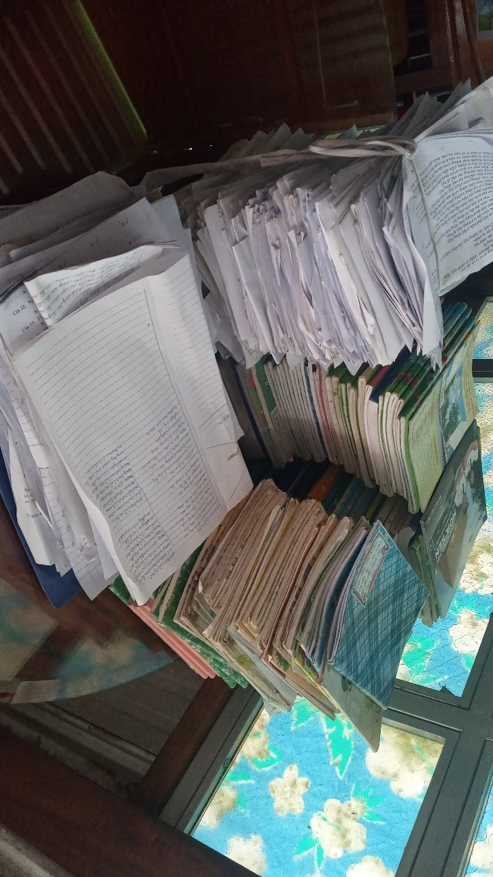 Một trong những cách để các sĩ tử dọn dẹp bàn học gọn gàng, sạch sẽ chính là "thanh lý" từng chồng sách vở, tài liệu sau quá trình dài ôn luyện. Ảnh: Quỳnh Như