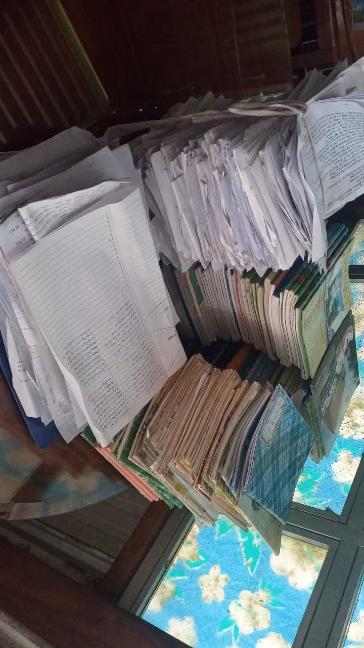 Một trong những cách để các sĩ tử dọn dẹp bàn học gọn gàng, sạch sẽ chính là "thanh lý" từng chồng sách vở, tài liệu sau quá trình dài ôn luyện. Ảnh: Quỳnh Như