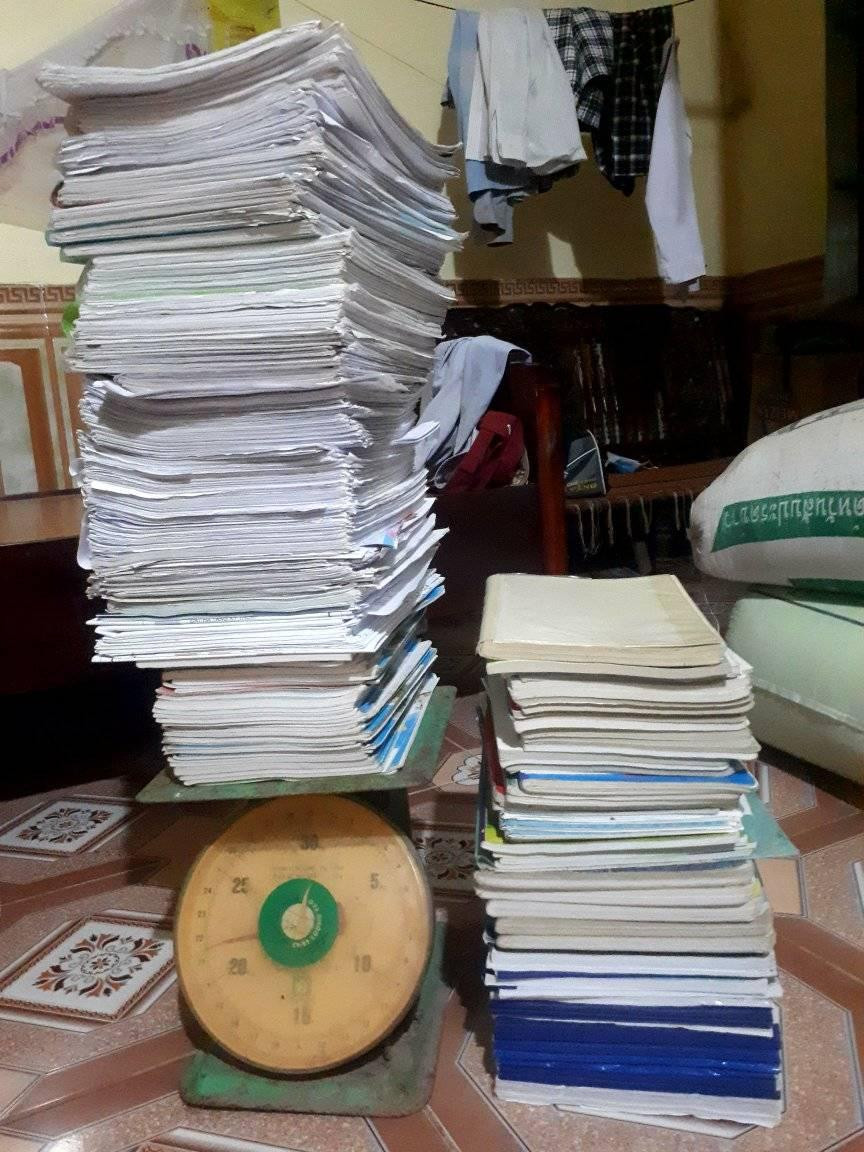 Đã kết thúc những ngày thức khuya dậy sớm ôm chồng sách vở để ôn luyện, giờ là lúc các sĩ tử 2K3 thở phào nhẹ nhõm, tìm cách giải quyết từng chồng sách đang ngổn ngang trên bàn học hậu mùa thi. Ảnh: Đinh Thị Vân Anh