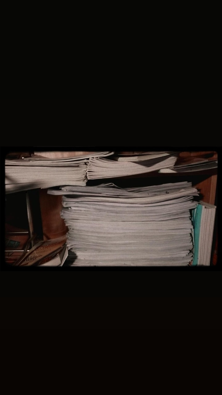 Người thì để lại cho đàn em khóa dưới, người thì soạn ra những loại sách hay tài liệu còn sử dụng được để đem đi làm từ thiện. Ảnh: Nguyễn Ngọc Thư