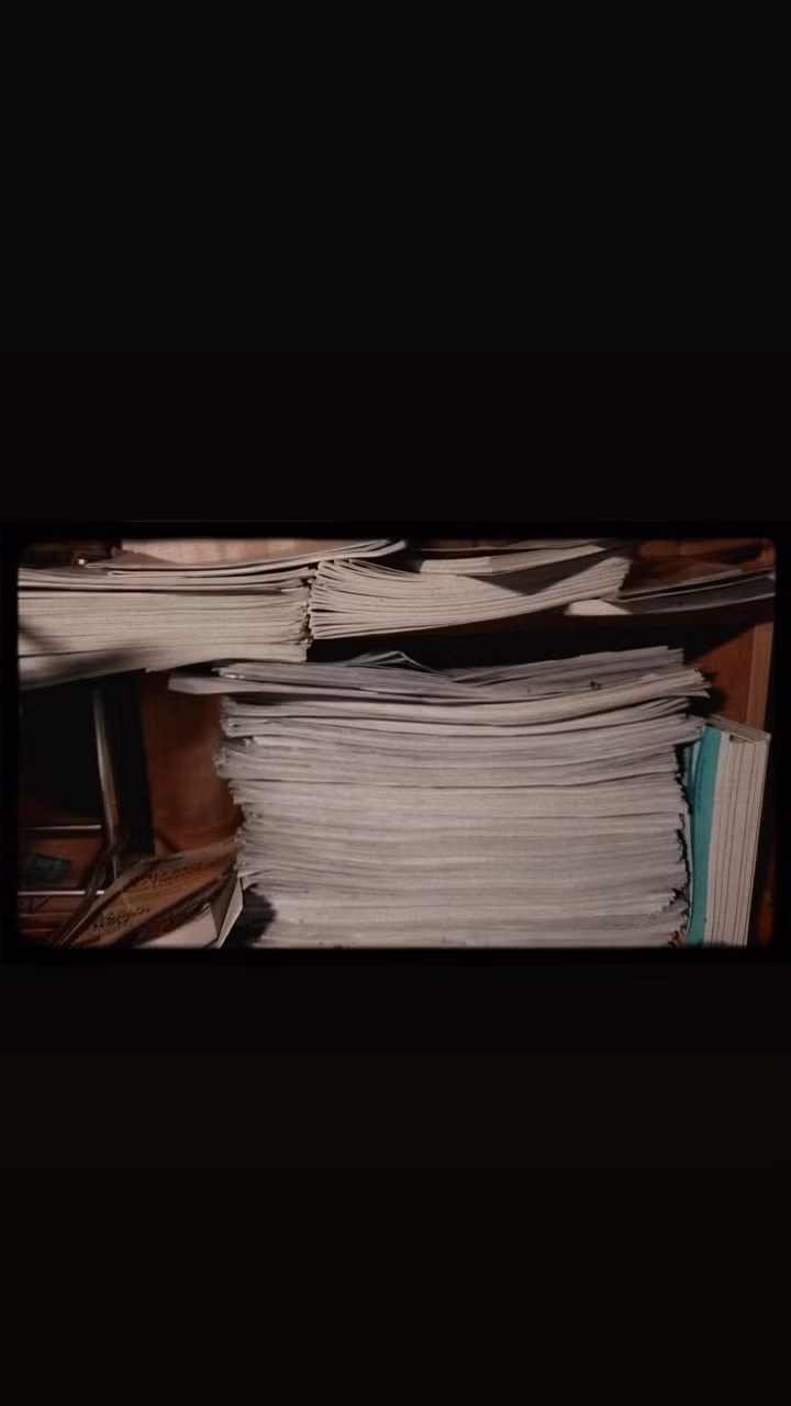 Người thì để lại cho đàn em khóa dưới, người thì soạn ra những loại sách hay tài liệu còn sử dụng được để đem đi làm từ thiện. Ảnh: Nguyễn Ngọc Thư