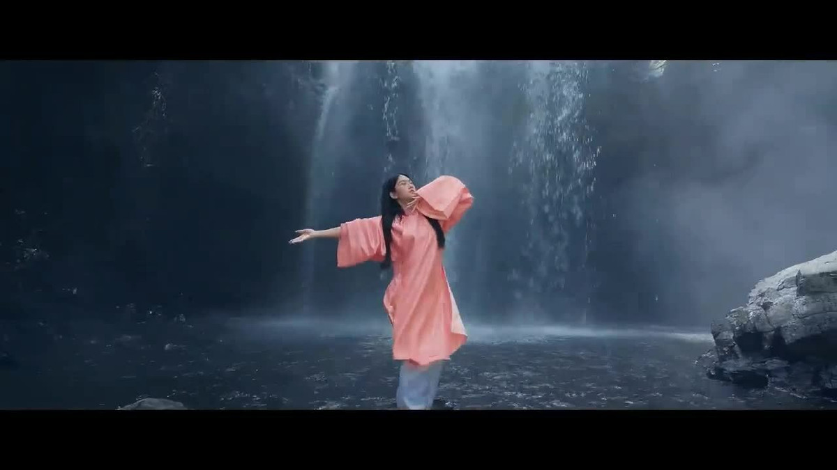 Một trong những lý do khiến cư dân mạng dành tặng nhiều dislike cho MV này chính là có sự xuất hiện của "hot girl thị phi" Lê Bống.