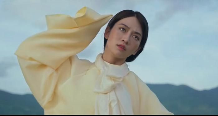 Khác với hình ảnh nhí nhảnh, táo bạo thường thấy, hot girl TikTok Lê Bống trong MV có tạo hình đậm chất cổ phong, khoác lên mình bộ cổ phục, hòa mình vào thiên nhiên và khoe khả năng múa của mình với nhiều biểu cảm.