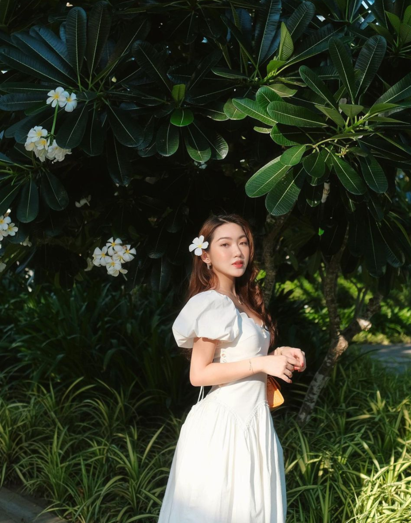 Trên trang cá nhân, hot girl thường khoe ảnh du lịch, check-in ở những địa điểm nổi tiếng trên thế giới.