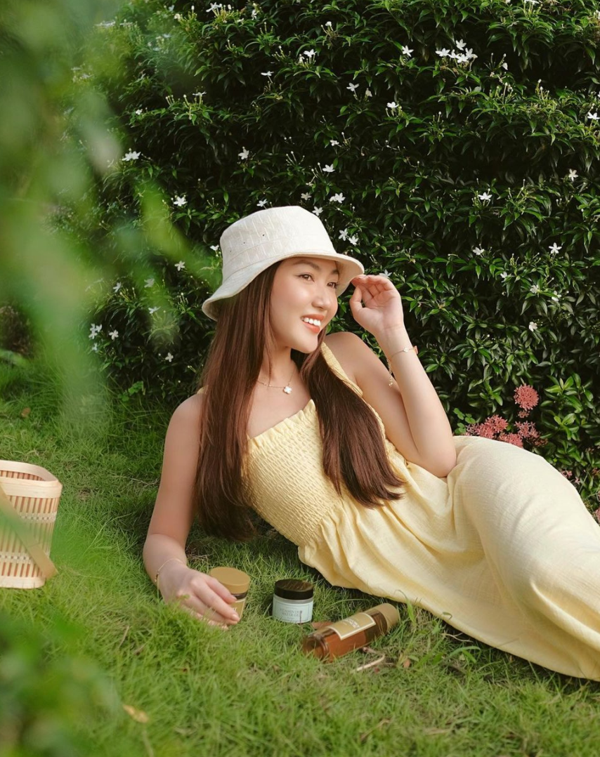 Chloe Nguyễn còn được biết đến là một rich kid, bởi cô xuất thân từ gia đình "trâm anh thế phiệt", có truyền thống kinh doanh bất động sản.