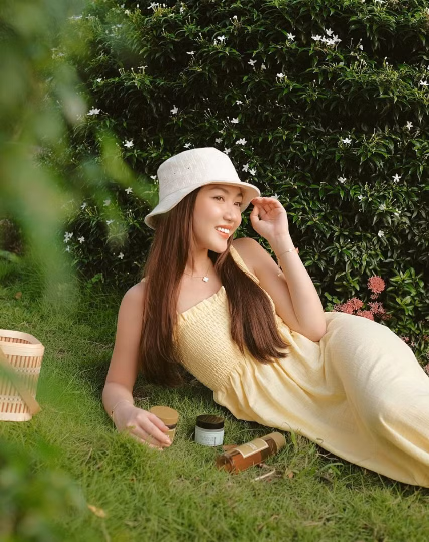 Chloe Nguyễn còn được biết đến là một rich kid, bởi cô xuất thân từ gia đình "trâm anh thế phiệt", có truyền thống kinh doanh bất động sản.