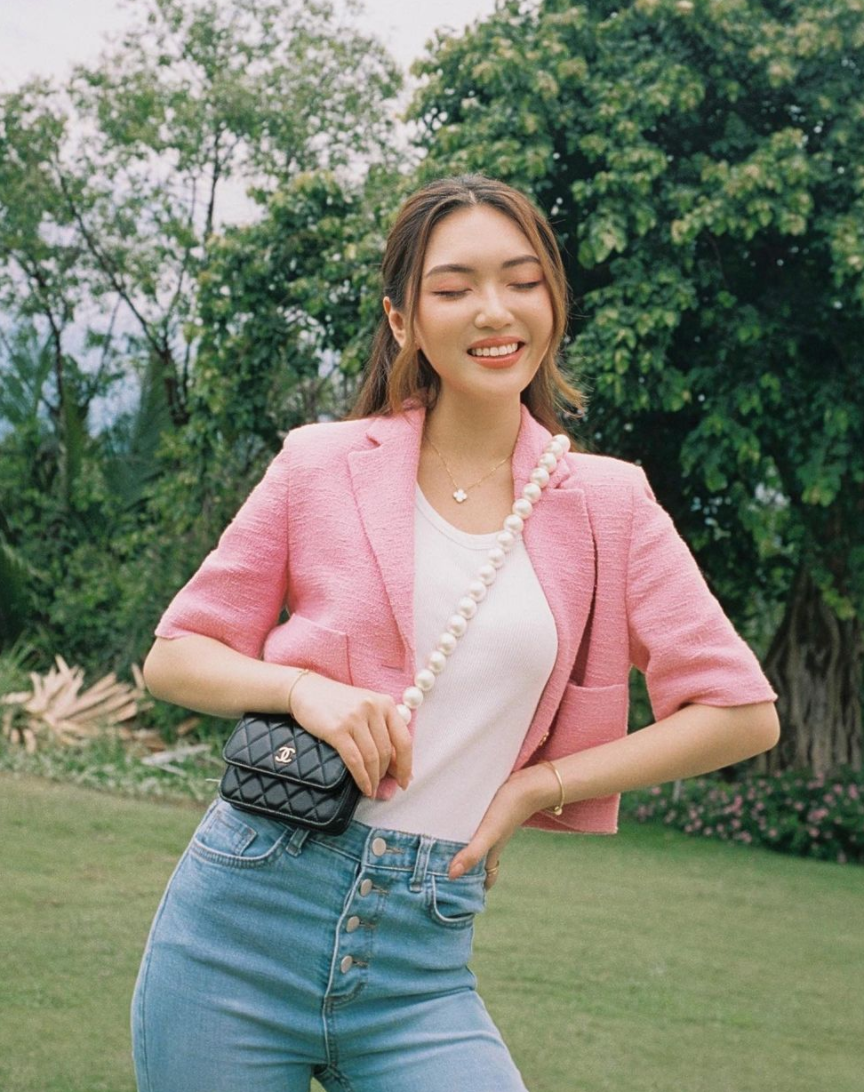 Ngoài ra, việc sở hữu nhiều túi xách, đồ hiệu đắt tiền giúp Chloe ngày càng được nhiều người quan tâm.