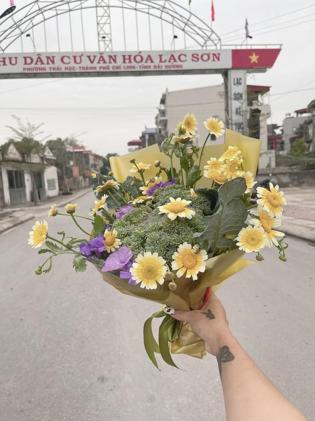 Hay súp lơ xanh cũng được bó thành hoa vô cùng đẹp mắt.