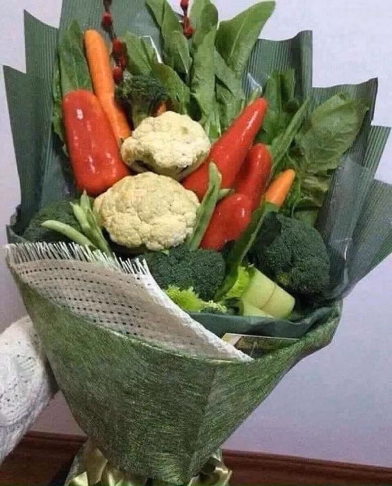 Người làm ra những bó hoa độc đáo này sẽ phải chọn những loại rau củ còn tươi, xanh và mới để có thể đảm bảo cho diện mạo của món quà.