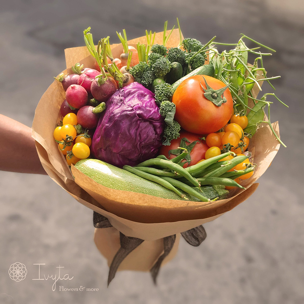 Những bó hoa rau, củ, quả này không chỉ có màu sắc tươi tắn, mà đây còn là những thực phẩm quen thuộc trong mỗi bữa ăn hàng ngày và mang lại nhiều giá trị dinh dưỡng cho người thưởng thức. Ảnh: Tổng hợp