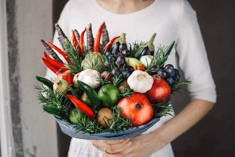 Từ những quả ớt, quả chanh hay củ tỏi cũng đủ điểm tô thêm vẻ đẹp cho bó hoa rau củ quả vô cùng thiết thực này.