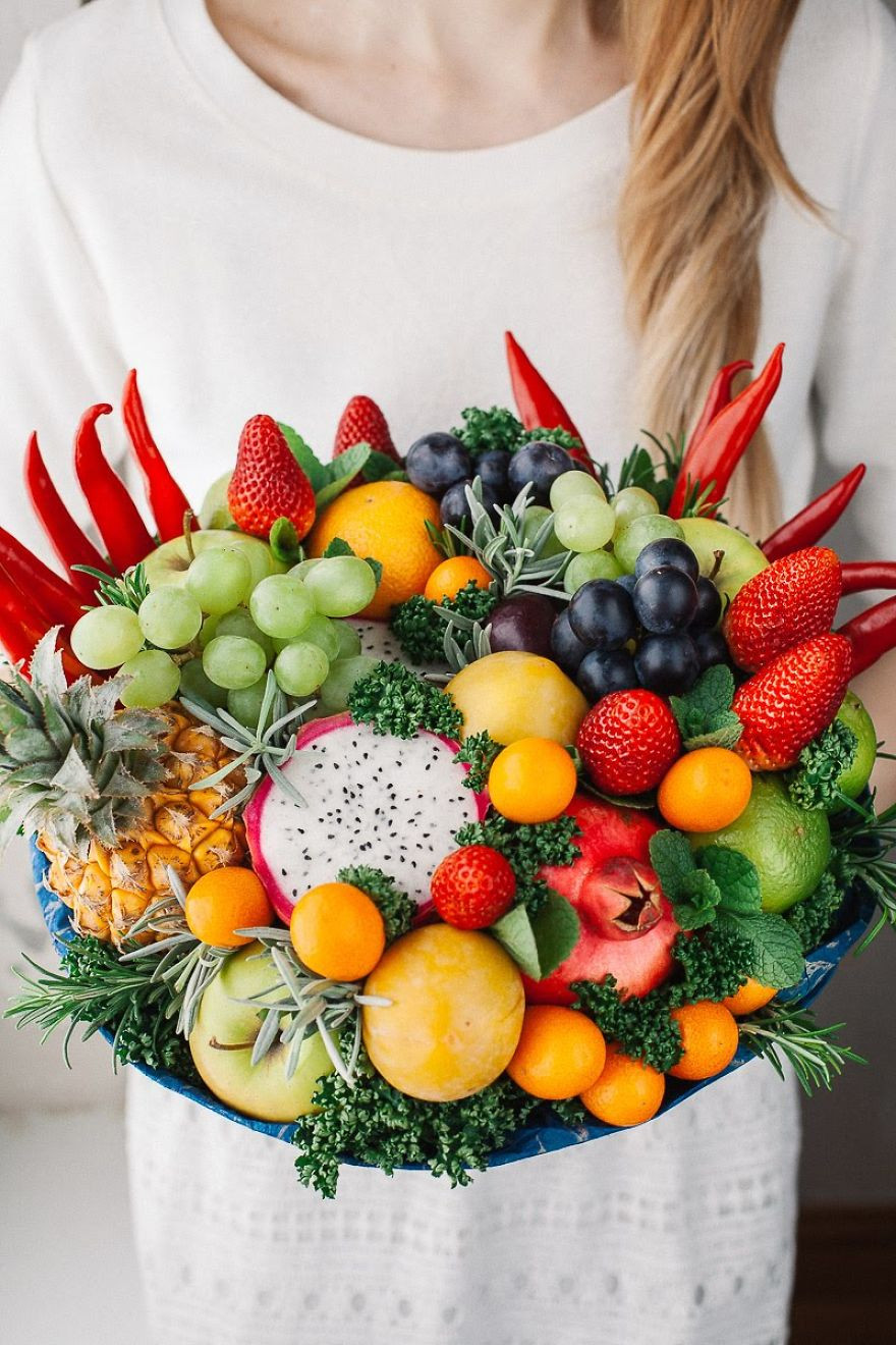 Với quả thanh long, quả dứa, lựu, táo, quất, chanh, nho, ớt... bạn sẽ có được một bó hoa đầy màu sắc lạ mắt.