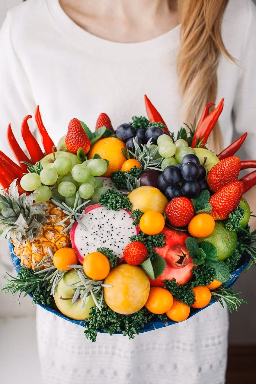 Với quả thanh long, quả dứa, lựu, táo, quất, chanh, nho, ớt... bạn sẽ có được một bó hoa đầy màu sắc lạ mắt.