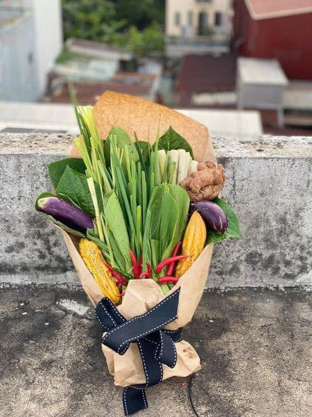 Thay vì tặng nhau hoa tươi, những bó hoa rau củ, trái cây vừa độc đáo, mới lạ lại thiết thực xuất hiện mới đây khiến netizen vô cùng thích thú.