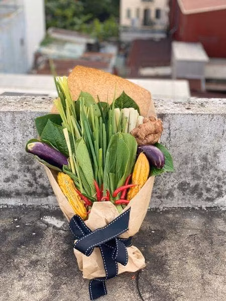 Thay vì tặng nhau hoa tươi, những bó hoa rau củ, trái cây vừa độc đáo, mới lạ lại thiết thực xuất hiện mới đây khiến netizen vô cùng thích thú.