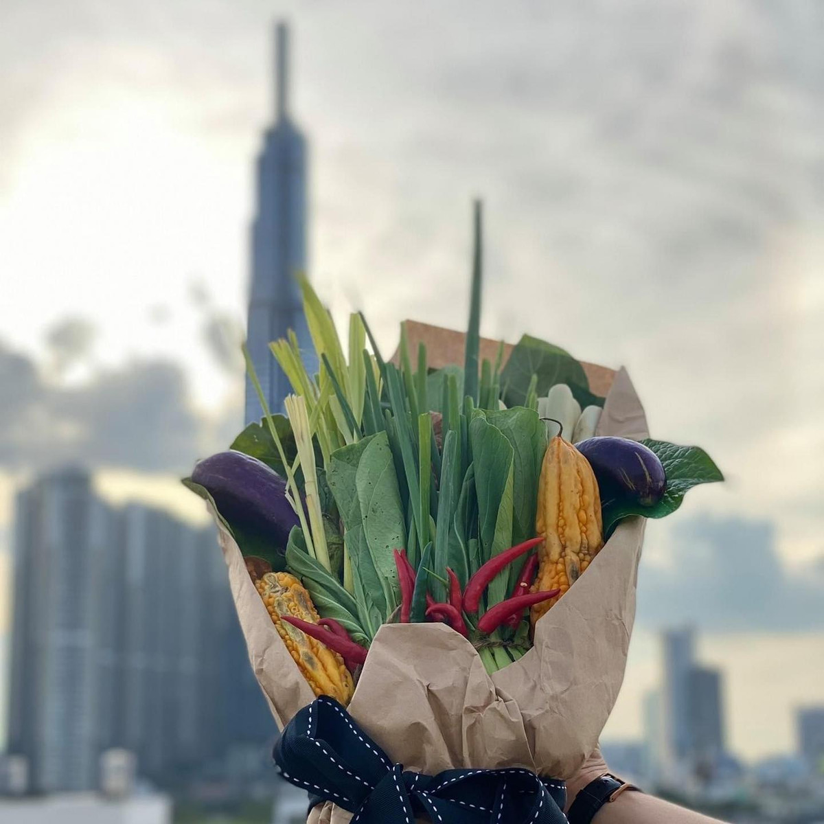 Trong mùa dịch COVID-19 lương thực, thực phẩm có lẽ là thứ cần thiết và thiết thực nhất đối với nhiều người, đặc biệt là rau củ quả.