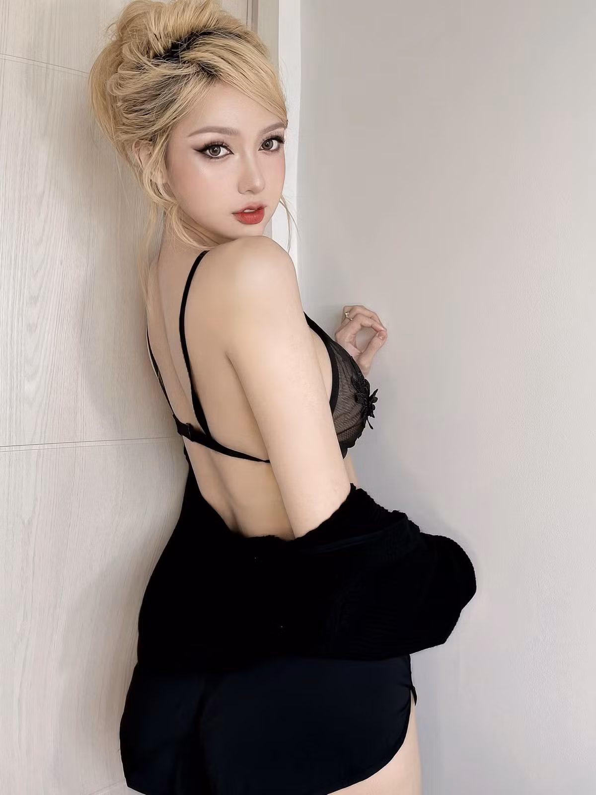 Sở hữu những nét thanh tú và một gương mặt được đánh giá là "không góc chết", cô nàng được nhiều người đánh giá là xinh xắn như búp bê.