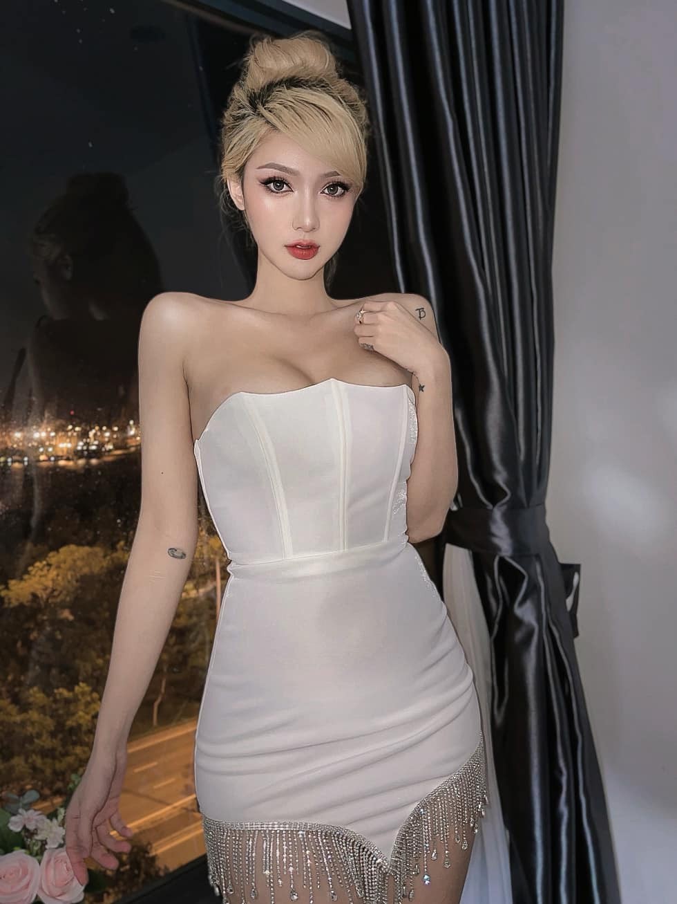 Nhan sắc và vóc dáng mềm mại, nữ tính của Mym Trần được nhiều dân mạng khen ngợi hết lời.