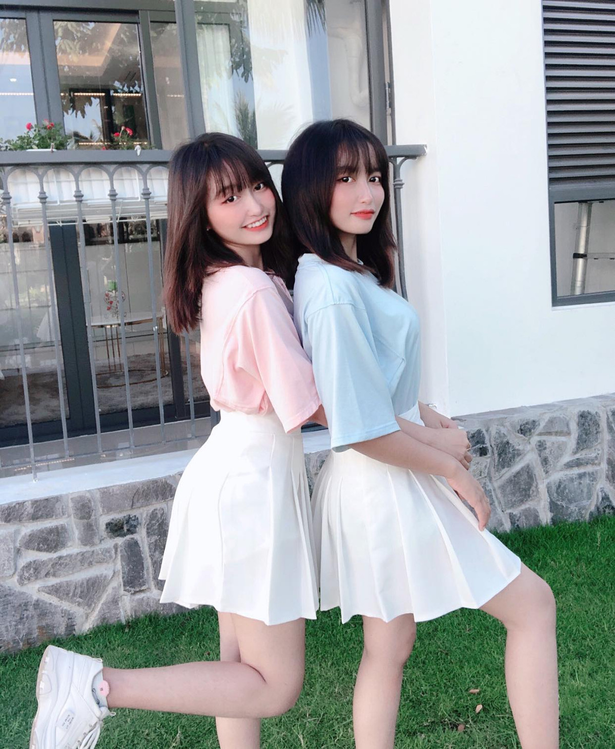 11 năm liền Trân Châu và Bảo Châu đều là học sinh giỏi, ở trường, hai cô bạn cũng là “cây văn nghệ”, tích cực tham gia các hoạt động, hát tại trường.