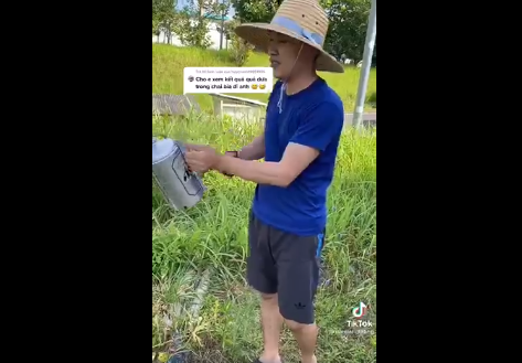 Mới đây, một anh chàng cũng thử tạo hình cho quả dưa hấu ngoài vườn nhà mình bằng cách trồng trong chai.