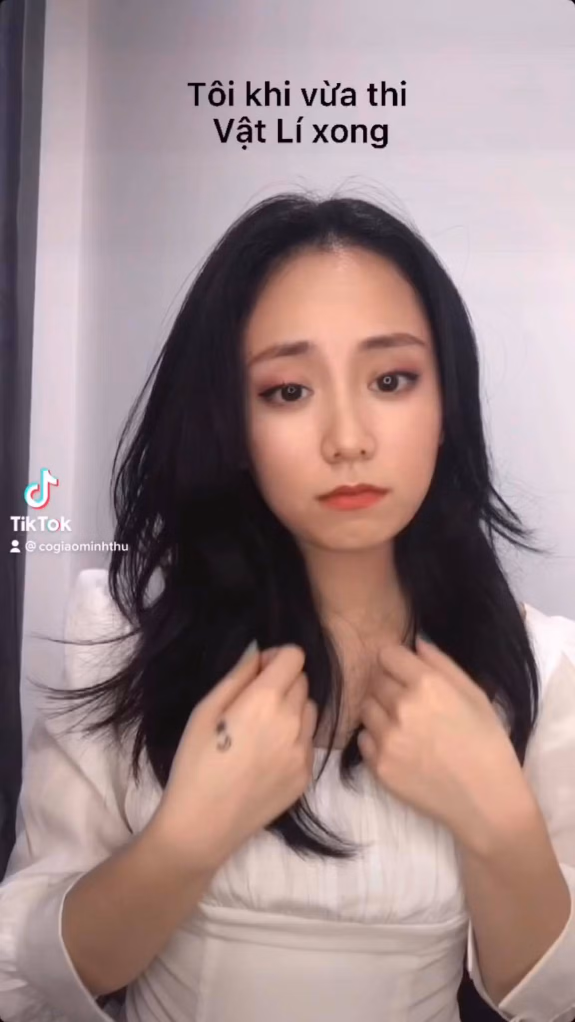 Ngoài có kĩ năng sư phạm, một trong những điểm thu hút nhất khi xem livestream của Minh Thu đó chính là vẻ ngoài dịu dàng, xinh xắn. Ảnh: Tổng hợp