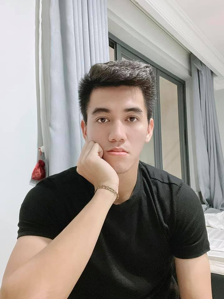 Sinh năm 1997, tiền đạo Tiến Linh còn gây chú ý hơn khi chưa có gia đình riêng, chính điều này khiến anh luôn nằm trong "tầm ngắm" của nhiều fangirl.