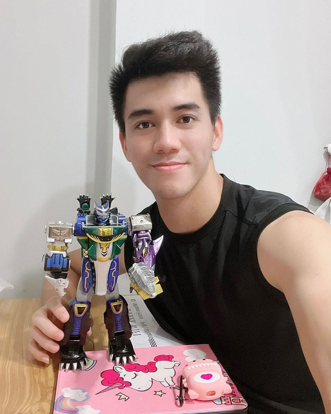 Gần đây Tiến Linh được đồn đoán có mối quan hệ tình cảm với người mẫu Quỳnh Thư nhưng cả hai không lên tiếng xác nhận.