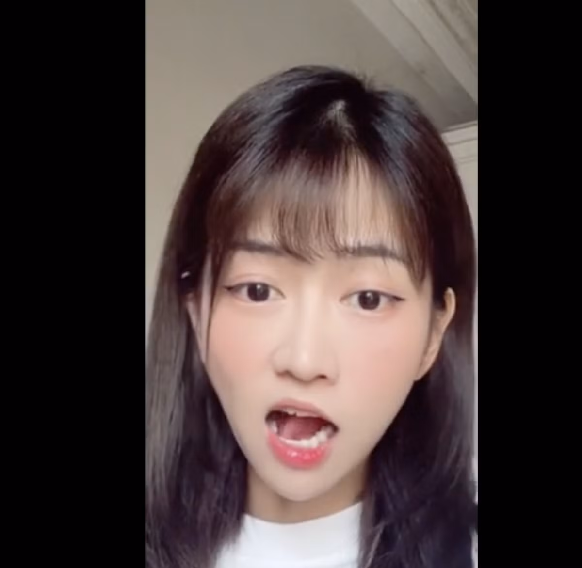 Đoạn clip của TikToker Lê Bống không có nội dung nào khác ngoài việc tập trung lè lưỡi, uốn lưỡi với chiếc khuyên lấp ló.