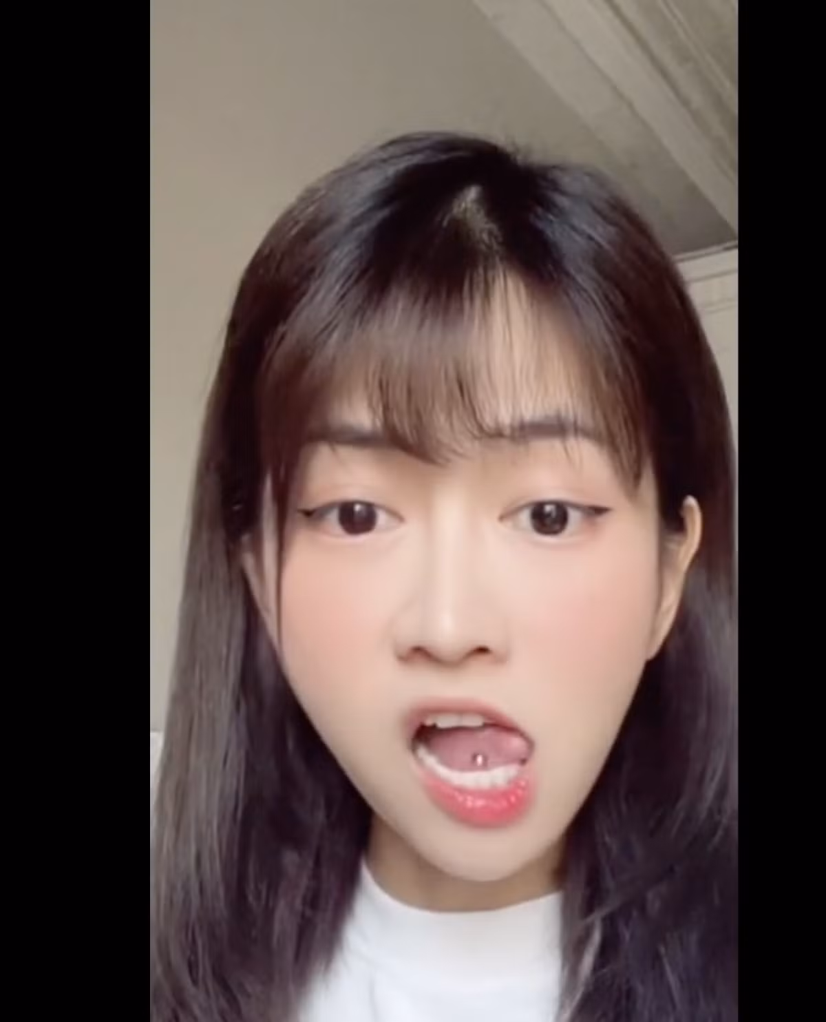 Nhiều cư dân mạng cho rằng đây là cách "phản dame" của cô nàng với mọi người khi bị chỉ trích vì chuyện lè lưỡi.