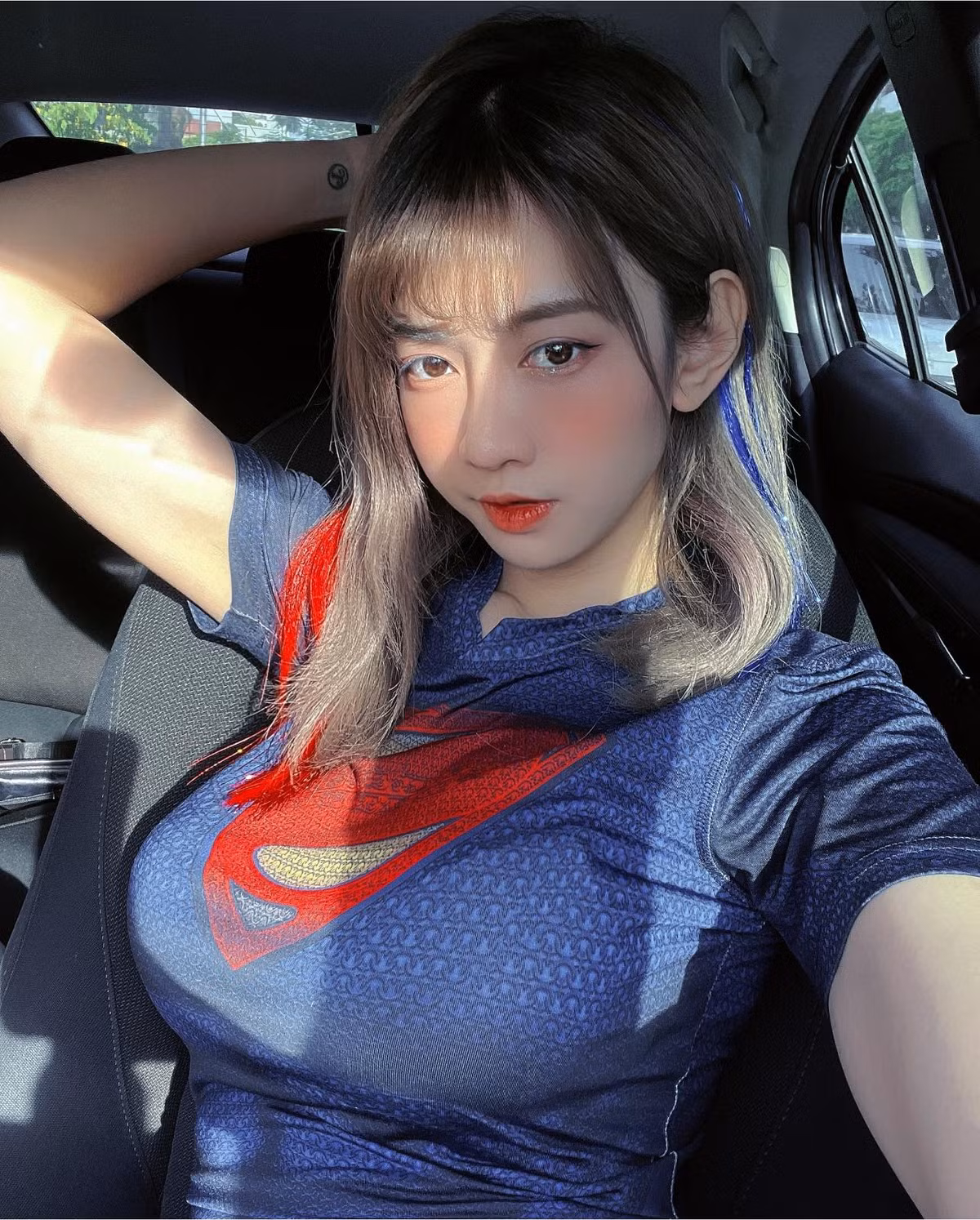 Nhiều netizen đã để lại không ít bình luận, cho rằng Lê Bống có phần không phù hợp khi kết hợp chiếc khăn quàng đỏ trong clip đu trend, có yếu tố gợi cảm như thế này.