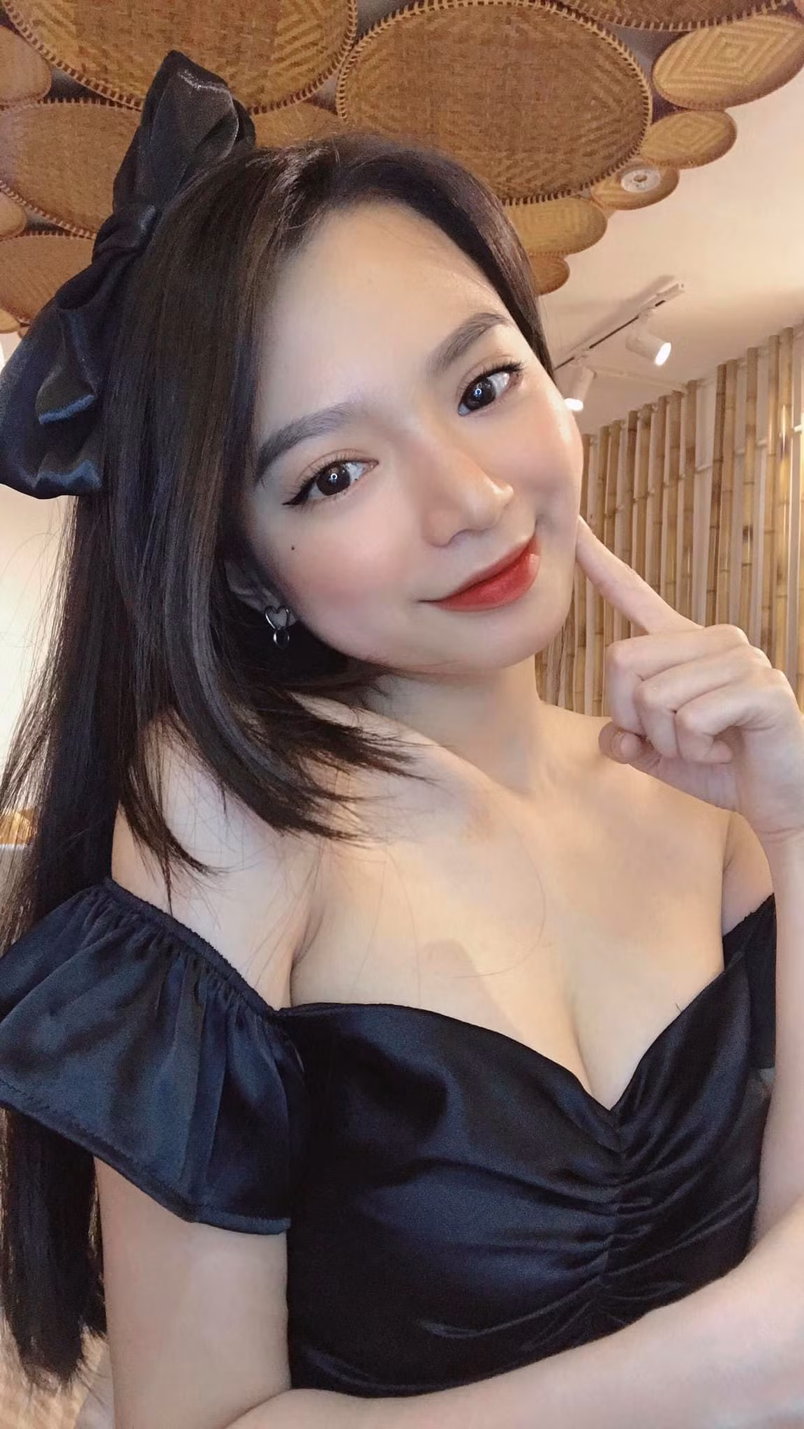 Hot girl Hải Phòng sở hữu số đo 3 vòng là 83-59-85, chiều cao 1m58 cùng khuôn mặt bầu bĩnh xinh xắn, Kim Chi có thể biến hoá nhiều phong cách khác nhau.