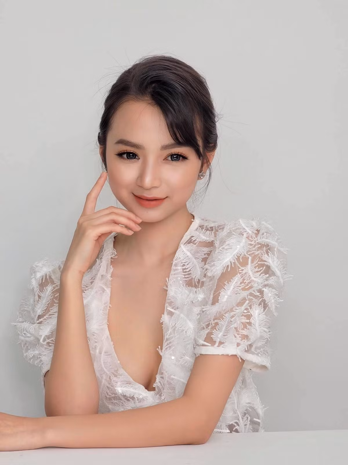 Sau thời gian ở ẩn, thời gian gần đây Kim Chi đã quay trở lại, gây ấn tượng mạnh mẽ hơn với loạt khoảnh khắc khoe thân hình bốc lửa.