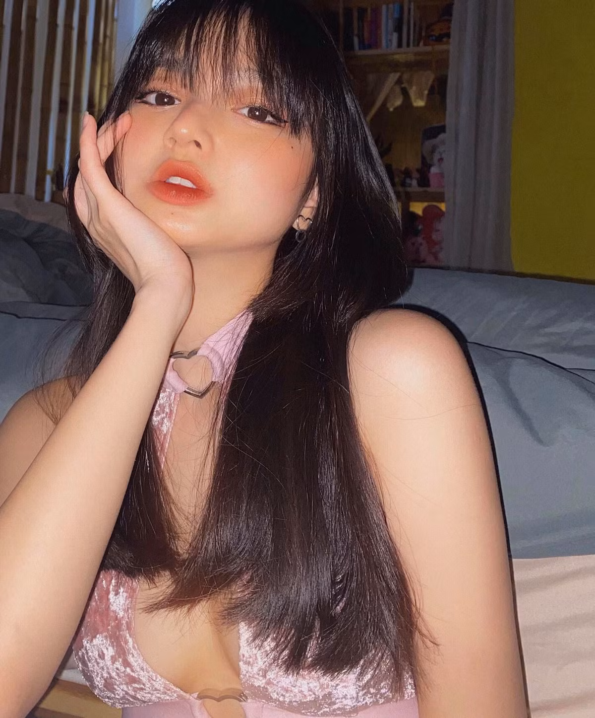 Cô gái trẻ từng trả lời phỏng vấn rằng bản thân theo đuổi phong cách gợi cảm, luôn thích chơi ngông và nổi loạn.