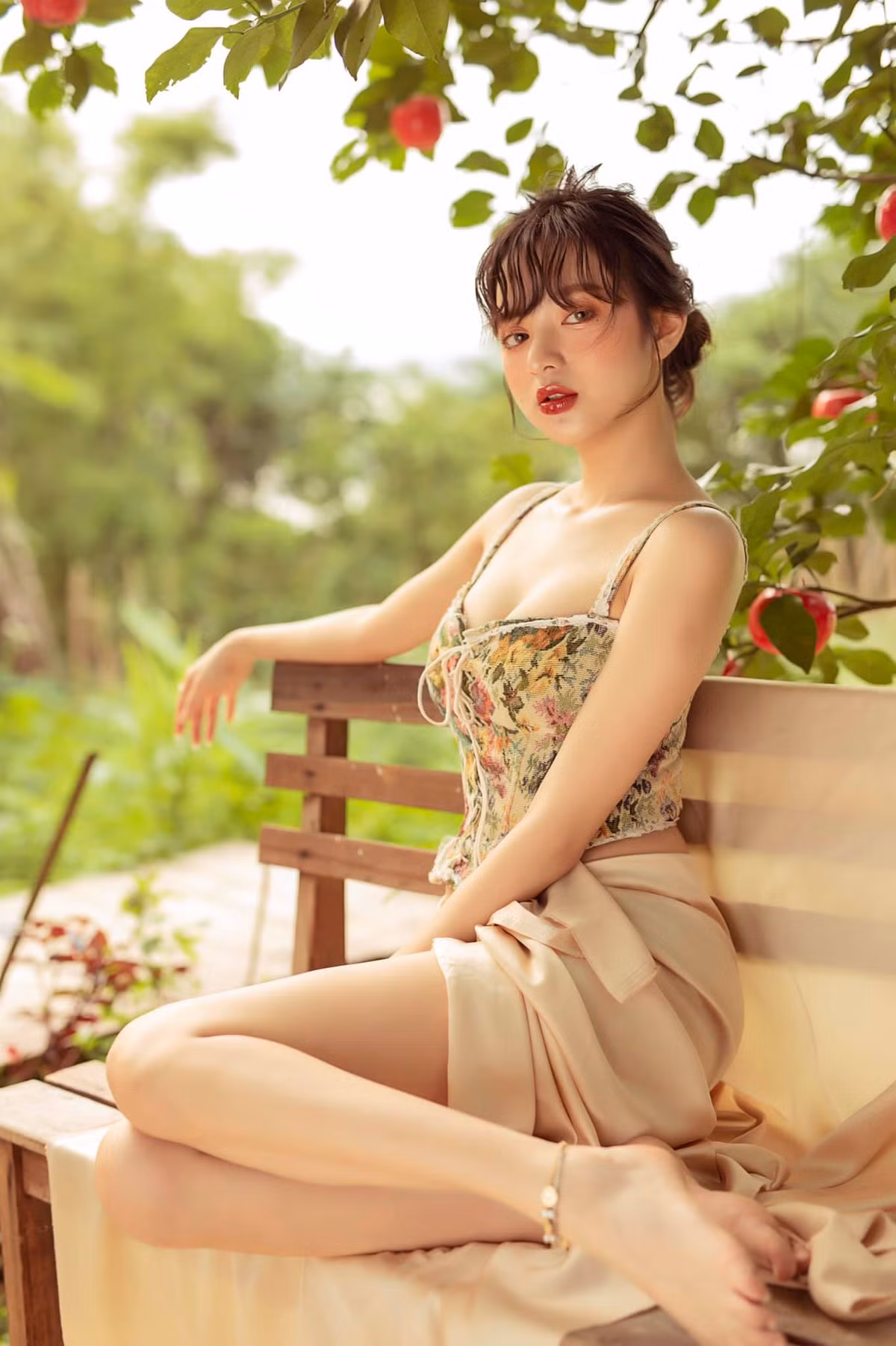 Hot girl tung dieu dung vi “anh nong“ lo sac voc nhin ma me