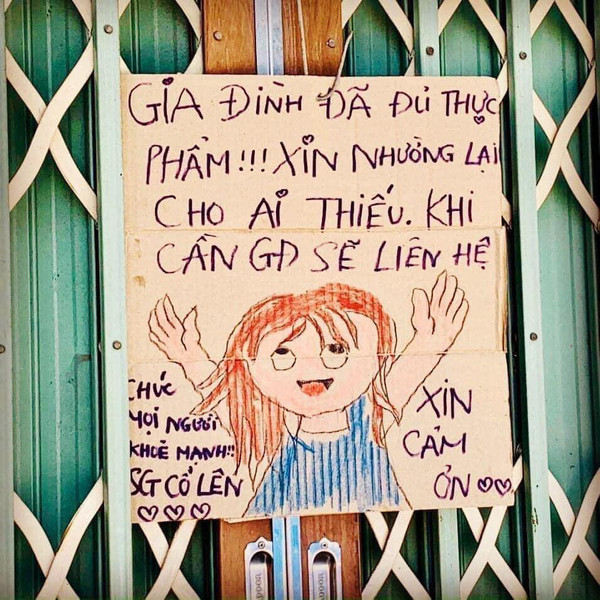 Cụ thể trên mạng xã hội cư dân mạng rần rần truyền tay nhau hình ảnh chụp tấm biển dễ thương treo trước cửa một hộ dân, nội dung có ghi: “Gia đình đã đủ thực phẩm, xin nhường lại cho ai thiếu. Khi cần, gia đình sẽ liên hệ. Xin cảm ơn”.