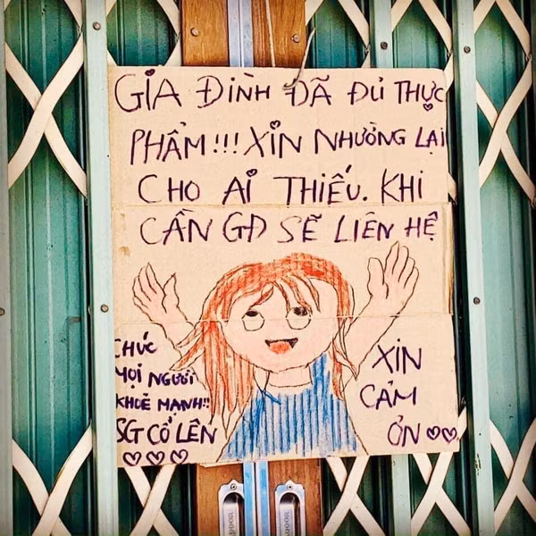 Cụ thể trên mạng xã hội cư dân mạng rần rần truyền tay nhau hình ảnh chụp tấm biển dễ thương treo trước cửa một hộ dân, nội dung có ghi: “Gia đình đã đủ thực phẩm, xin nhường lại cho ai thiếu. Khi cần, gia đình sẽ liên hệ. Xin cảm ơn”.