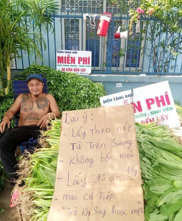 Anh cũng không quên nhắn nhủ mọi người phải giữ sự văn minh khi lấy đồ, tránh làm hỏng đồ vì còn nhiều người đến sau.