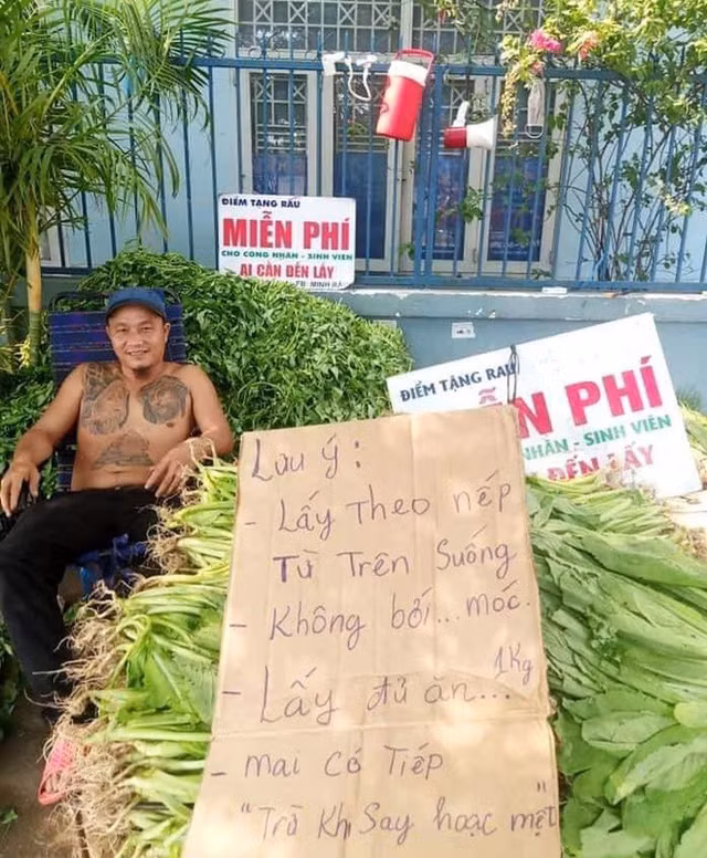 Anh cũng không quên nhắn nhủ mọi người phải giữ sự văn minh khi lấy đồ, tránh làm hỏng đồ vì còn nhiều người đến sau.