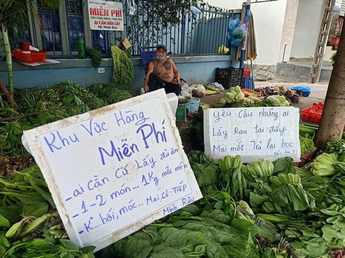 Điều mà những người qua đường chú ý đến chính là những bảng rao giá vui nhộn và việc làm đậm nghĩa tình của anh.