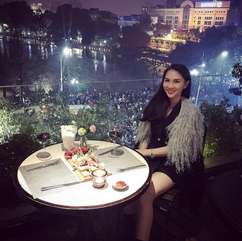 Mới đây, cô gây xôn xao với bài đăng về việc được người thân cho tiêm vắc xin Pfizer mà không cần phải đăng ký. Dòng chia sẻ này đã nhận phải những ý kiến trái chiều và gây xôn xao trên MXH. Ảnh: Tổng hợp