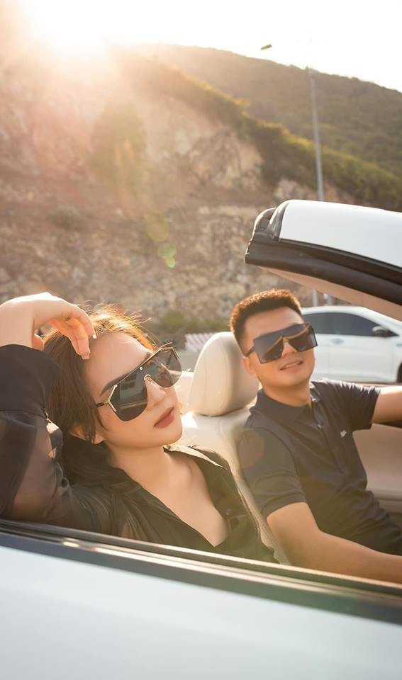 Tại Facebook cá nhân có gần hàng ngàn lượt theo dõi, Phương Anh thường xuyên chia sẻ ảnh check-in tại biệt thự của gia đình, bên siêu xe, trong các chuyến du lịch trong nước và thế giới.