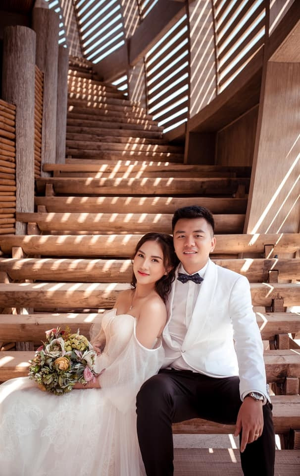 Vào đầu năm 2019, gái xinh này đã lên xe hoa về nhà chồng, hiện tại cô đã có một cậu con trai đầu lòng.