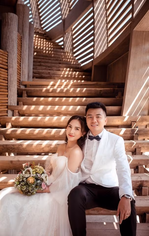 Vào đầu năm 2019, gái xinh này đã lên xe hoa về nhà chồng, hiện tại cô đã có một cậu con trai đầu lòng.