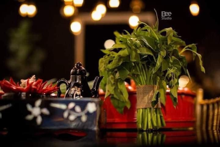 Hành lá, rau, cà chua, trứng,...chính là những thứ chủ yếu được bày biện trong mâm sính lễ.